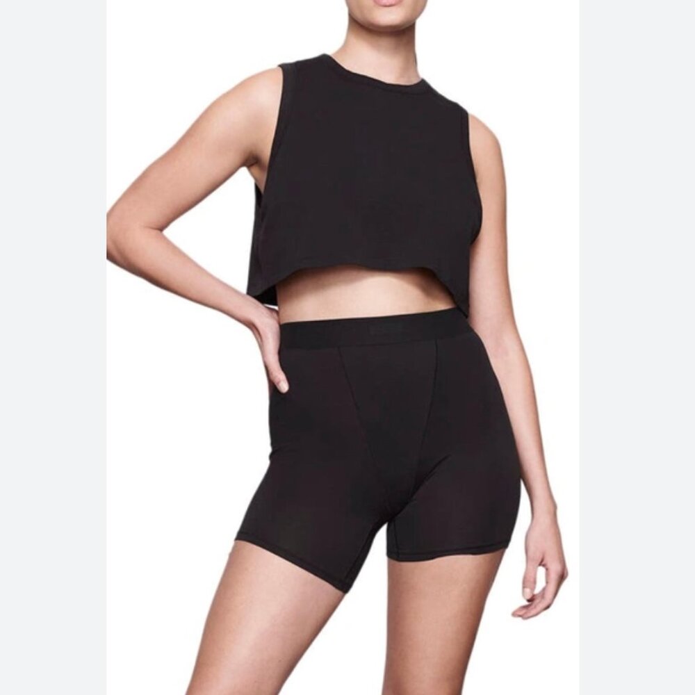 SKIMS Boyfriend Crop Sleep Tank In Onyx